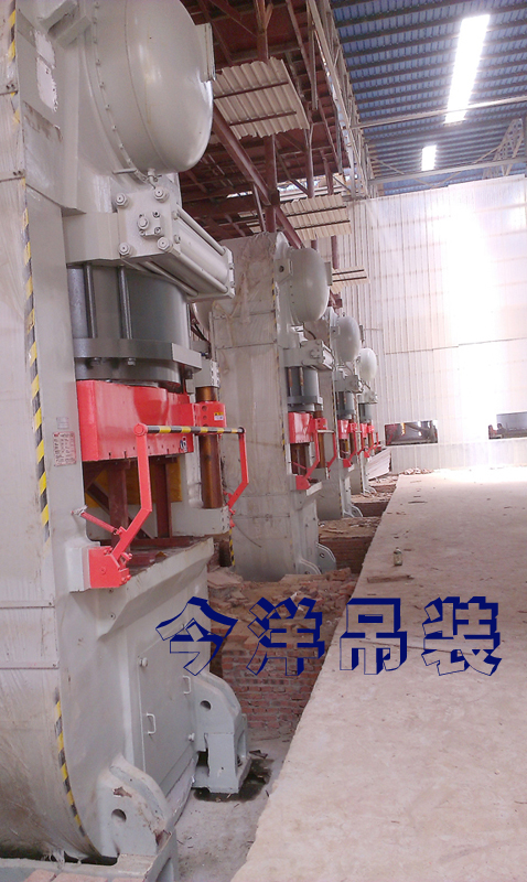 百噸級(jí)壓磚機(jī)下坑安裝003